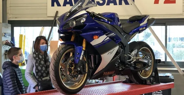 photo  le mans, samedi 13 mars 2021. le jeune yanis de seiches-sur-le-loir en admiration devant une yamaha, sa marque de moto préférée.  &copy;  le maine libre 