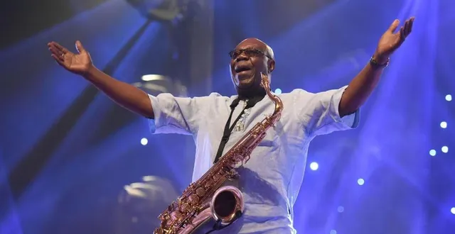 photo  manu dibango lors de l’un de ses concerts en sarthe en 1999.  &copy;  archives le maine libre – denis lambert 