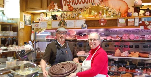 photo  xavier et patricia defrocourt, installés depuis vingt ans au 3, rue du colonel-guérin, participent à la foire au boudin à emporter et auront un stand devant leur magasin.  &copy;  ouest-france 