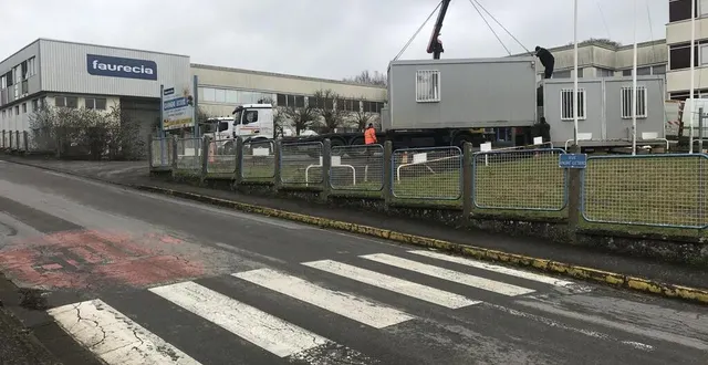 photo  ce lundi 15 mars 2021, les ouvriers s’activent déjà autour de l’ancienne usine faurecia, à saint-georges-des-groseillers, dans l’orne.  &copy;  ouest-france 