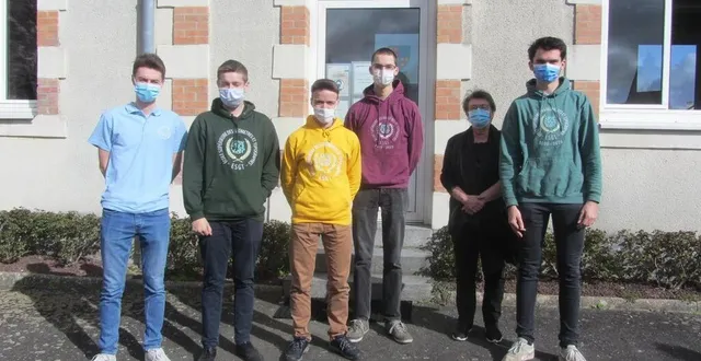 photo  martine couet, maire, a reçu cinq des six étudiants du groupe se rendant aux comores.  &copy;  ouest-france 