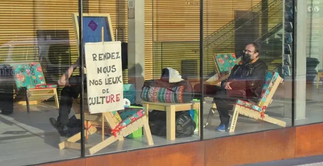 photo  ce lundi 15 mars, les manifestants s’organisaient pour passer une première nuit sur place.  &copy;  le maine libre 