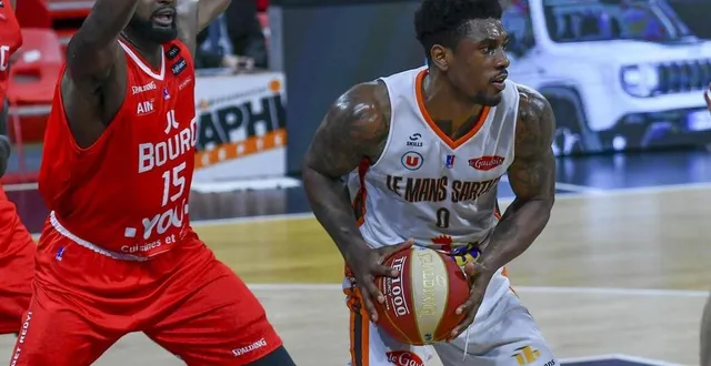 photo  dans la raquette, ovie soko aura encore fort à faire en l’absence de mockevicius et koffi.  &copy;  archives le maine libre – yvon loue 