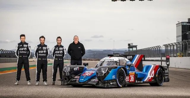 photo  l’a480 avec ses trois pilotes et philippe sinault, team principal d’alpine endurance team.  &copy;  alpine 