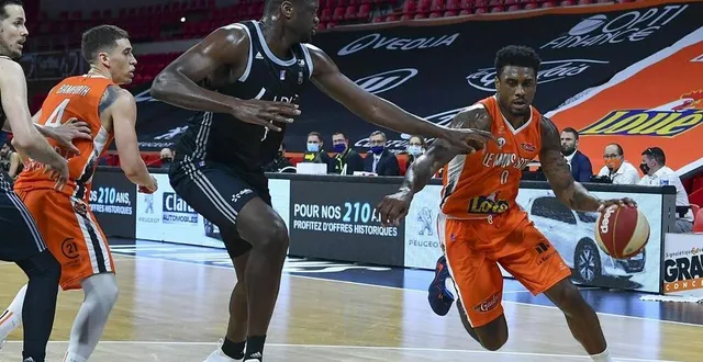 photo  combat à l’intérieur entre moustapha fall et ovie soko.  &copy;  le maine libre – yvon loue 