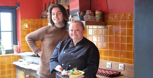 photo  sandrine liger (miss pot' pôte), en cuisine avec pierre fontaine-delamasure, de la maison désinvolte, prépare ici des briouats de boudin noir.  &copy;  ouest-france 