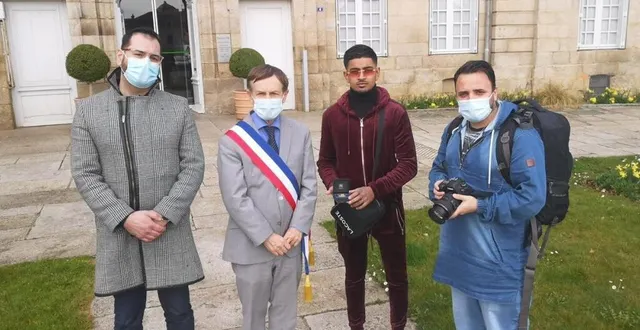photo  au centre, joaquim pueyo, le maire d’alençon, et le rappeur niros, du quartier de courteille.  &copy;  dr 