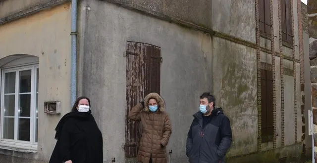 photo  céline beaudoire, karine winczura et franck poirier, devant le futur foyer des jeunes travailleurs.  &copy;  ouest-france 