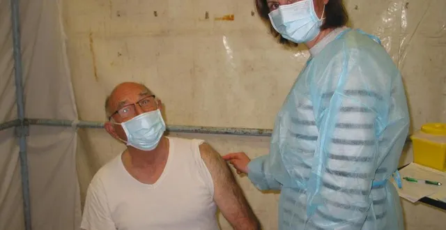 photo  michel bourgault, âgé de 74 ans, l’un des premiers habitants vaccinés.  &copy;  ouest-france 