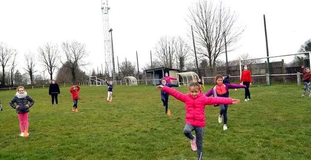 photo  elles étaient dix-huit poussines à braver le temps en ce mercredi après-midi sur le terrain de football de chanu tout en respectant les distances entre elles.  &copy;  ouest-france 