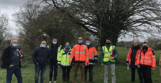 photo  les élus, jean-jacques dulong, responsable de la commission voirie, et laurent delepierre (1er et 2e à gauche ) ont accueilli tous les acteurs impliqués dans la gestion des travaux du futur lotissement du grand-clos et de la création du carrefour giratoire d’accès à ce futur quartier. le chêne têtard, en second plan, a fait l’objet de toutes les attentions pour être préservé, comme les haies bocagères clôturant la parcelle. un verger va être planté à l’automne, en arrière   &copy;  ouest-france 