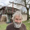 photo jérôme chaudé, commandant de bord de ce poétique radeau des champs, a construit en solitaire sa maison à courdemanche, dans la sarthe.