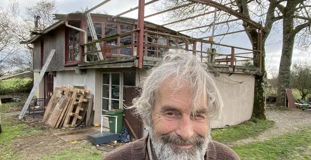photo  jérôme chaudé, commandant de bord de ce poétique radeau des champs, a construit en solitaire sa maison à courdemanche, dans la sarthe.  &copy;  ouest-france 