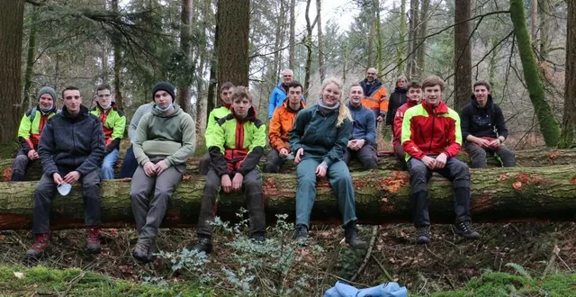 photo  les élèves de terminale bac pro forêt de la mfr de pointel (orne) lors d’une formation organisée en forêt d’andaine, mardi 16 mars 2021.  &copy;  ouest-france 