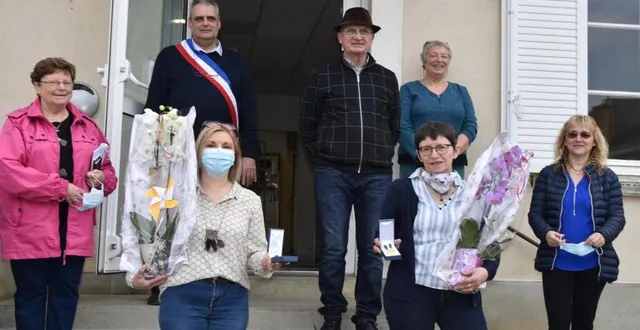 photo  les élus municipaux ont mis à l’honneur maria et chantal.  &copy;  le maine libre 