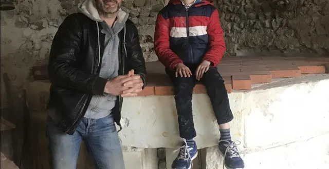 photo  nicolas et quentin devant le four en construction.  &copy;  le maine libre 