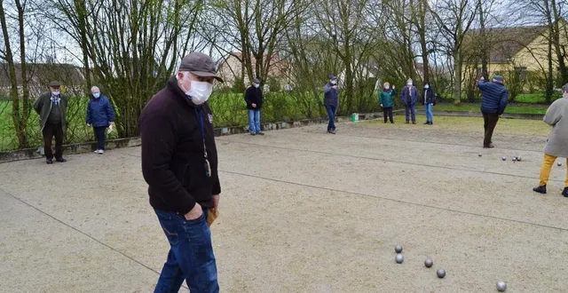 photo  au fond en arrière-plan, depuis la gauche : yvonne gourdet, élisabeth corbin et patricia jinjolet observant les pétanquistes  &copy;  ouest-france 
