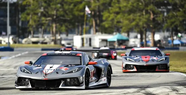 photo  le public et le soleil sont au rendez-vous des 12 heures de sebring où les corvette que l’on verra aux prochaines 24 heures du mans ont troqué leur habituelle robe jaune pour du gris.  &copy;  lat images – dole 