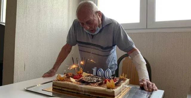 photo  le conseil municipal a organisé l’anniversaire des 100 ans de gaston fivaz à la résidence autonomie des lilas, mercredi après-midi.  &copy;  ouest-france 