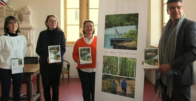 photo  claire jousse (chargée de développement), margaux seillé (promotion, communication), véronique richard (directrice) et philippe biaud (président de l’office du tourisme vallée du loir et maire de ligron).  &copy;  le maine libre 