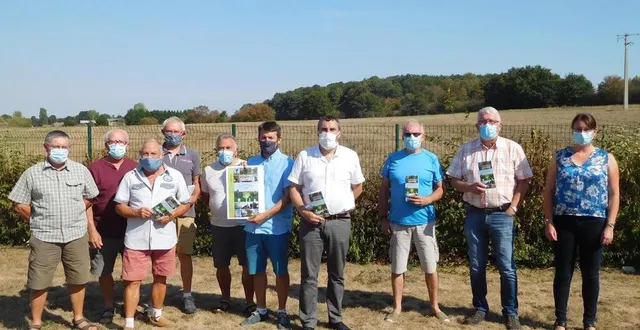 photo  photo prise lors de la présentation du nouveau topoguide 2020 randonnées maine cœur de sarthe disponible et en vente à l’office de tourisme et mairies  &copy;  le maine libre 