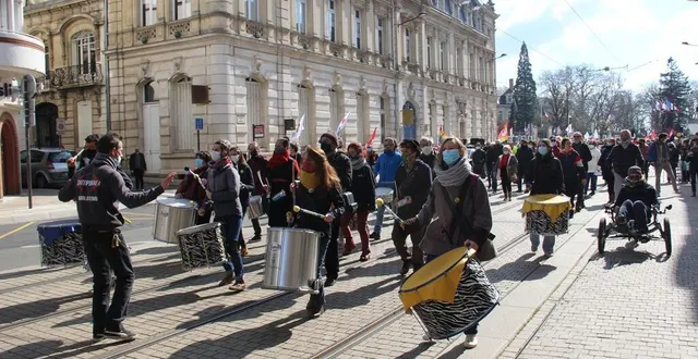 photo  le mans, samedi 20 mars 2021. le cortège entre la préfecture et les quinconces était guidé par une batucada.  &copy;  le maine libre 