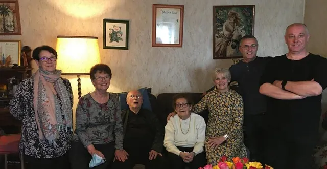 photo  georgette et maurice gauthier ont fêté leurs 75 ans de mariage avec leurs cinq enfants qui ont « tombé le masque » pour la photo. 