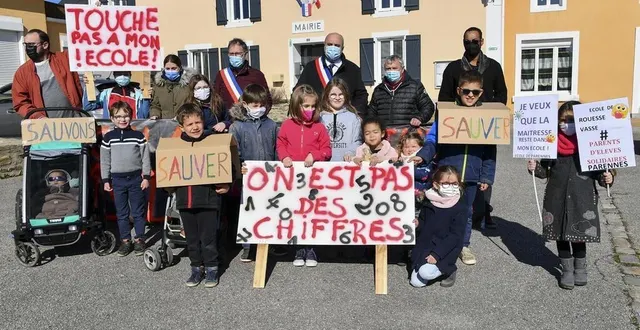 photo  rouessé-vassé, samedi 20 mars 2021. en milieu de matinée, la mobilisation débute. habitants, parents d’élèves et élus sont bien décidés à ne pas baisser les bras.  &copy;  photo le maine libre – yvon loué 