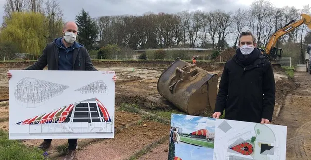 photo  richard fournier, directeur artistique du pôle régional cirque le mans et michaël guihard, adjoint au maire du mans, délégué à la jeunesse et à l’éducation artistique, référent de la cité du cirque, posent devant le chantier du futur chapiteau permanent aux sablons.  &copy;  photo le maine libre 