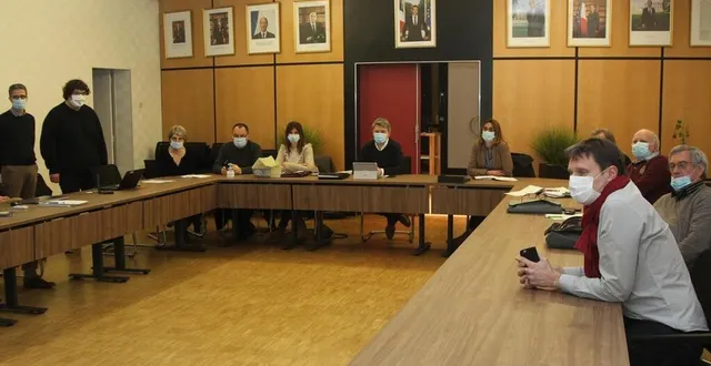 photo  fabrice delareux, responsable territoire à grdf et baptiste tranchant, conseiller de la mission espace info énergie 72 ont présenté le dispositif aux élus de rouillon.  &copy;  le maine libre 