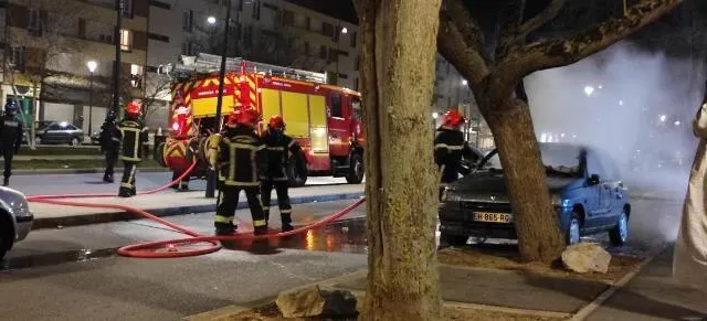 photo  les pompiers ont éteint le véhicule.  &copy;  dr 