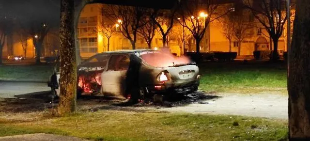 photo trois véhicules auraient été incendiés pendant la soirée.  ©  dr