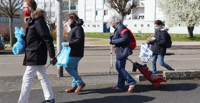 photo  armés de sac, de gants, de chariots ou encore de pinces, tous les outils sont valables pour ramasser le maximum de déchets durant le ramarchage, à montreux.  &copy;  ouest-france 