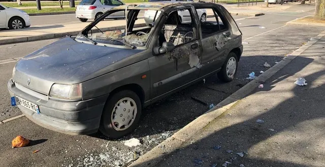 photo  une des voitures a été incendiée juste au pied de la tour pascal.  &copy;  ouest-france 