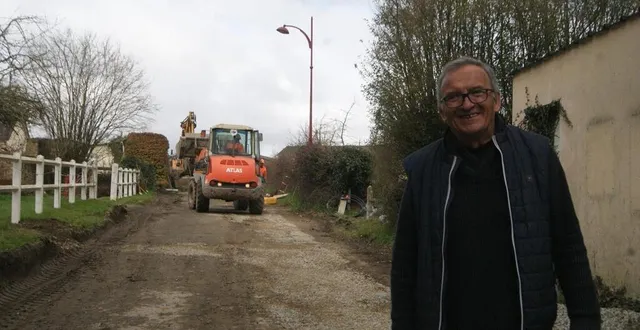 photo  le maire, hervé borderie, sur la route en travaux du mont cerisy.  &copy;  ouest-france 