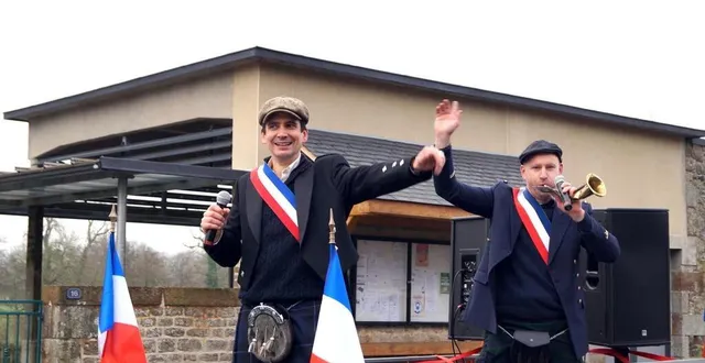 photo  les habitants étaient ravis du passage de leurs maires pour une cérémonie des vœux inédite.  &copy;  archives ouest-france 