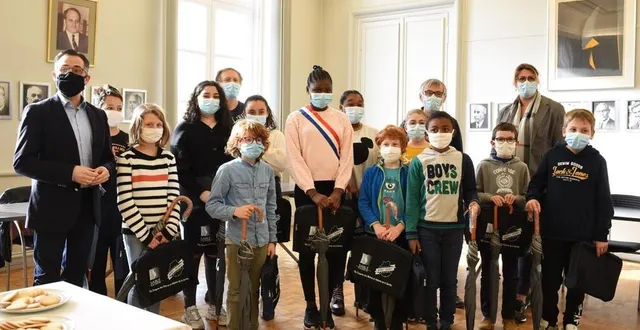 photo  le conseil municipal des jeunes a reçu des cadeaux de bienvenue de la part de nicolas leudière, le maire de sablé-sur-sarthe.  &copy;  le maine libre 