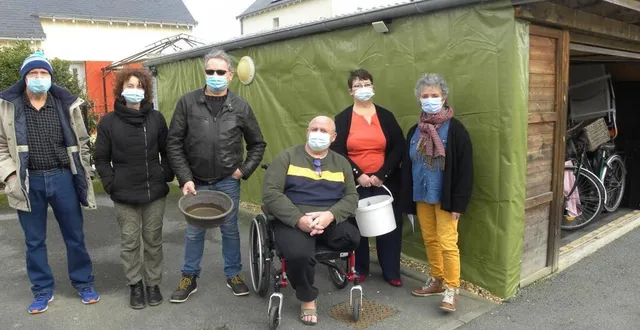 photo  m. carol jung, mme catherine riobé, m. gilles séchet, m. et mme  minaret patrick, mme pascale berson, les locataires de ces garages mitoyens qui ont dû y installer des bâches afin de limiter les dégâts. (manque sur la photo cédric collet). 