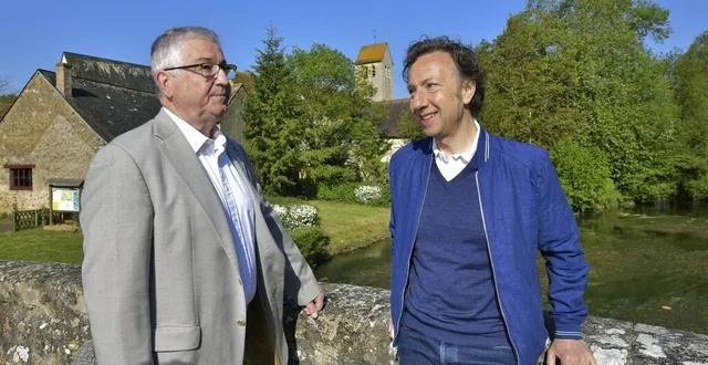 photo  jean-pierre bourrely, ancien maire d’asnières-sur-vègre, au côté de stéphane bern, lors du tournage de l’émission à asnières le 5 mai 2018.  &copy;  photo archives le maine libre-denis lambert 