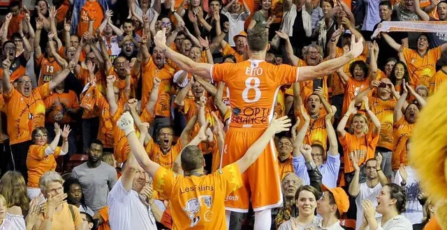 photo  antoine eîto qui harangue les supporters du msb un soir de playoffs en 2018. le capitaine manceau est l’un des chouchous incontestés d’antarès depuis plusieurs saisons.  &copy;  archives le maine libre – yvon loué 