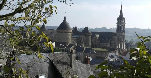 photo  le château et l’église de sillé-le-guillaume.  &copy;  pcc sarthe 