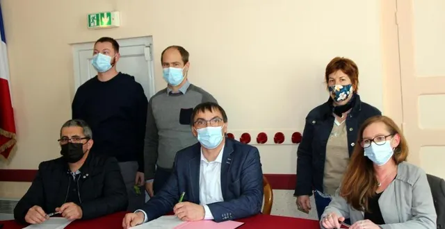 photo  de gauche à droite, bruno boulay, hervé roncière et myriam martineau, maire de pruillé-l’éguillé, au second rang, les techniciens de la communauté de communes.  &copy;  le maine libre 