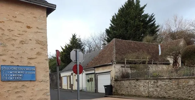 photo  gérard blanche a installé un réservoir à eau afin de protéger le toit de son garage des camions venant de la route de flacé.  &copy;  le maine libre 