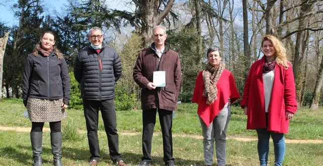 photo  la réalisation d’un atlas de la biodiversité communautaire est lancée. ici, des représentants de la communauté de communes, de la mairie de clermont-créans et du cpie.  &copy;  le maine libre 