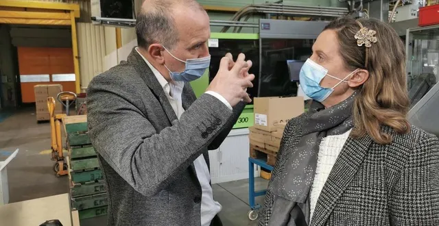photo  franck machurat, président-directeur général d'ercé plasturgie, et christine royer, sous-préfète d'argentan, à athis-de-l'orne (orne), le 25 mars 2021.  &copy;  ouest-france 