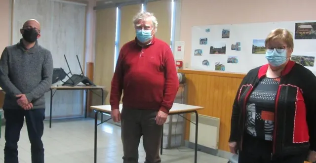 photo  simon sionneau, trésorier de la fcpe, noël tellier, maire, et son adjointe, claudette garnier ont fait le point de situation de l’école.  &copy;  ouest-france 