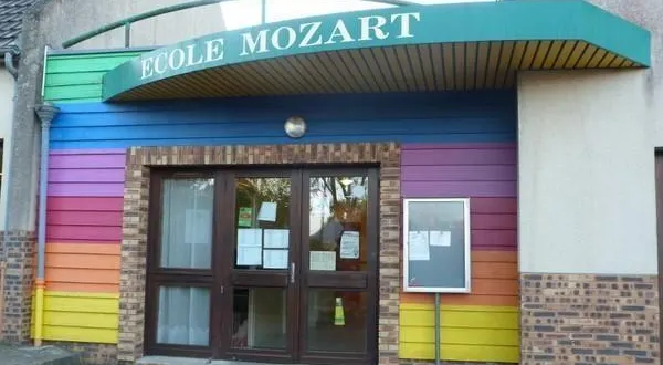 photo  l’entrée de l’école mozart à louplande en proie à plusieurs cas de covid.  &copy;  le maine libre 
