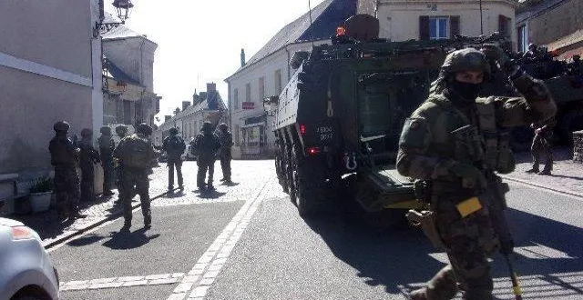 photo  des militaires ont pris position dans les rues du bourg.  &copy;  le maine libre 