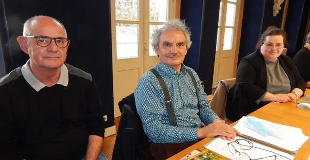 photo  andré jaunay, au centre, avec deux de ses collègues aurore morin,  vice-présidente, et arnaud guéné, secrétaire, sont les nouveaux membres du cdt pays de vallée du loir.  &copy;  le maine libre 