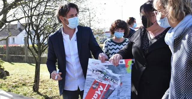 photo  à sablé-sur-sarthe, des salariés ont fait signer des posters pour marquer la venue du vainqueur du vendée globe, yannick bestaven, naviguant sous les couleurs de maître coq.  &copy;  le maine libre 
